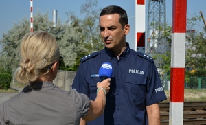 policjant udziela wywiadu