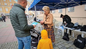 przechodnie otrzymują policyjne gadżety