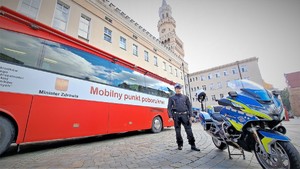 policjant z motocyklem na opolskim rynku