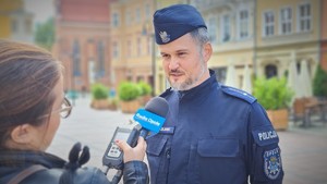 policjant udziela wywiadu