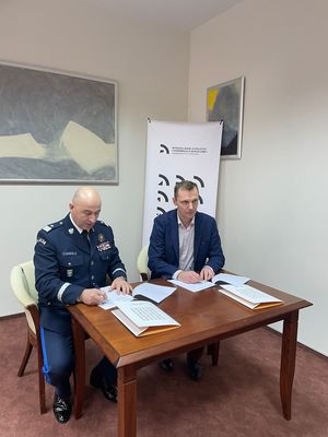 komendant i rektor podpisują porozumienie