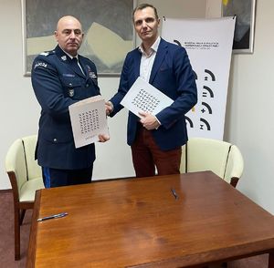 komendant i rektor podpisują porozumienie