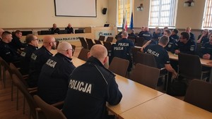 Zdjęcie przedstawia funkcjonariuszy podczas ćwiczeń sztabowych.