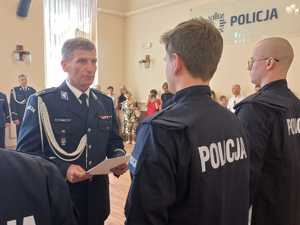 zastępca komendanta wręcza akt mianowania policjantowi