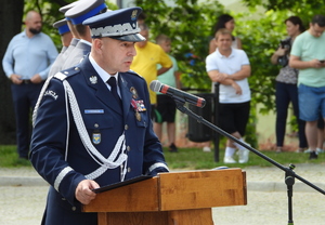 Komendant wojewódzki nadinsp. Rafał Kochańczyk przemawia do zgromadzonych na placu mieszkańców miasta