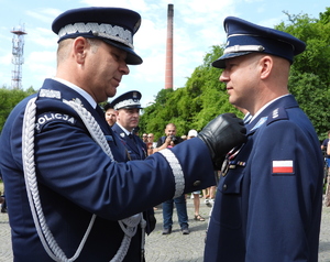 nadinsp. Dariusz Augustyniak wręcza medal