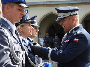 nadinsp. Dariusz Augustyniak wręcza medal