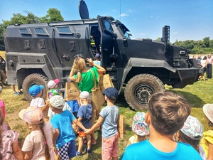 dzieci oglądają pojazd pancerny