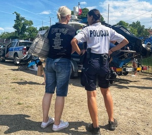 policjantka z ogniwa wodnego stoi przy łodzi