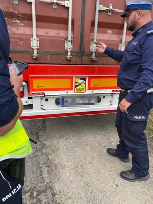 policjant kontrole samochód ciężarowy