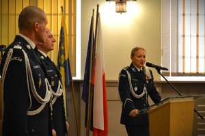 Zdjęcie przedstawia uroczystą zbiórkę w Komendzie Wojewódzkiej Policji w Opolu.