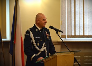 Zdjęcie przedstawia uroczystą zbiórkę w Komendzie Wojewódzkiej Policji w Opolu.