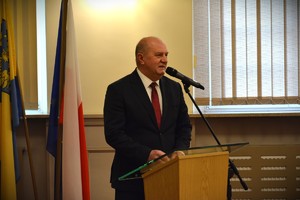 Zdjęcie przedstawia uroczystą zbiórkę w Komendzie Wojewódzkiej Policji w Opolu.