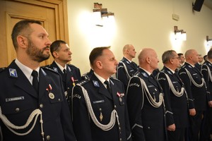 Zdjęcie przedstawia uroczystą zbiórkę w Komendzie Wojewódzkiej Policji w Opolu.