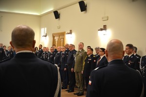 Zdjęcie przedstawia uroczystą zbiórkę w Komendzie Wojewódzkiej Policji w Opolu.