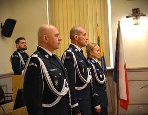 Zdjęcie przedstawia uroczystą zbiórkę w Komendzie Wojewódzkiej Policji w Opolu.