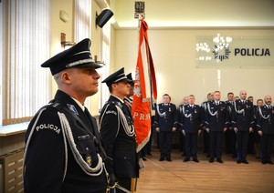 Zdjęcie przedstawia uroczystą zbiórkę w Komendzie Wojewódzkiej Policji w Opolu.