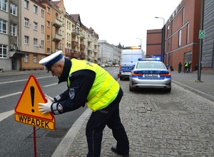 Zdjęcie przedstawia symulację wypadku drogowego.