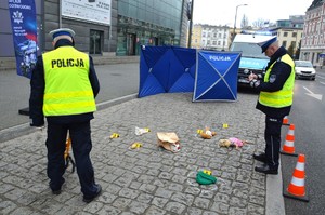 Zdjęcie przedstawia symulację wypadku drogowego.