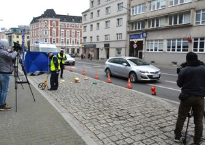 Zdjęcie przedstawia symulację wypadku drogowego.