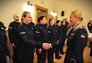 Zdjęcie przedstawia ślubowanie nowo przyjętych policjantów.