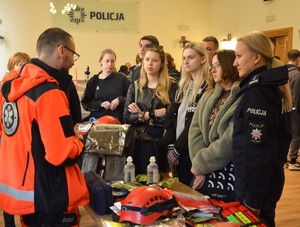 Pani Komendant, uczniowie i policjanci przy stoisku pierwszej pomocy