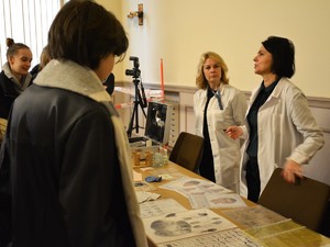 Uczniowie i policjanci przy stoisku laboratorium
