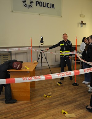 Uczniowie i policjanci przy stoisku z symulacja miejsca zbrodni