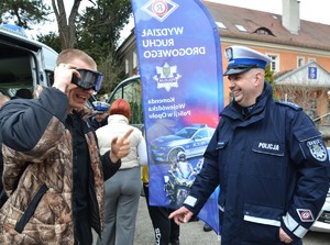 policjant i młody chłopak, który zakłada alkogogle
