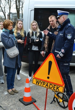policjanci ruchu drogowego i uczniowie