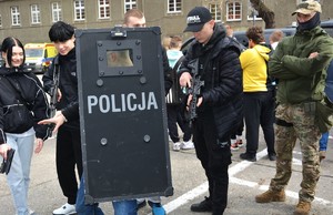 kontrterroryści i uczniowie