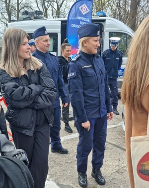 Kierownictwo opolskiej Policji i uczniowie