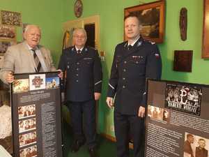 komendanci w mieszkaniu oglądają pamiątki po zmarłym