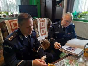 komendanci w mieszkaniu oglądają pamiątki po zmarłym