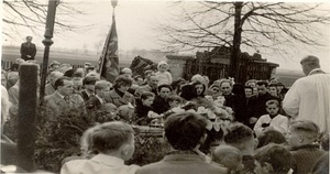 na cmentarzu tłoczą się ludzie - zdjęcie archiwalne
