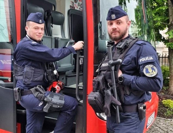 policjanci wchodzący do krwiobusa