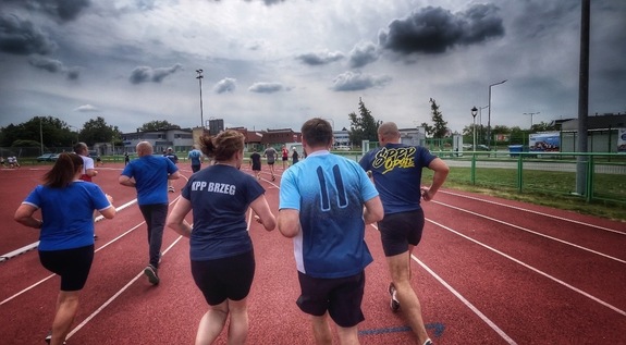 policjanci na bieżni stadionu