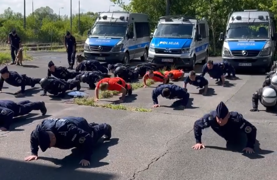policjanci robią pompki