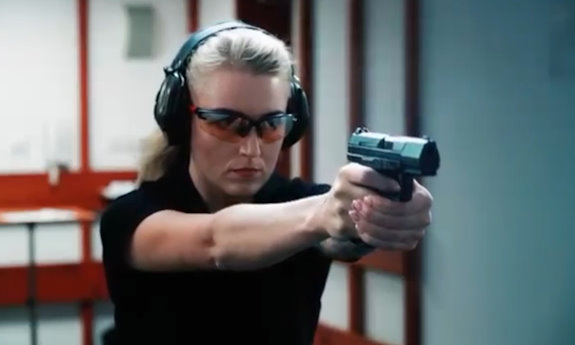 policjantka z bronią w rękach