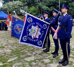 zdjęcie: Komendant wojewódzki Policji w Opolu podczas uroczystości Narodowego Dnia Powstań Śląskich