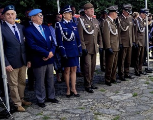 zdjęcie: Komendant wojewódzki Policji w Opolu podczas uroczystości Narodowego Dnia Powstań Śląskich