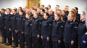 Zdjęcie: policjanci w szeregu.