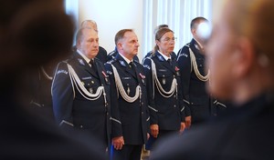 Zdjęcie: policjanci w szeregu.