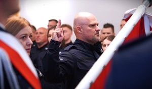 Zdjęcie: policjant ślubuje na sztandar.
