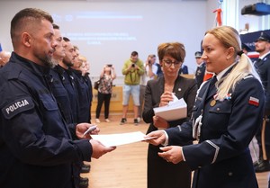 Zdjęcie: policjantka wręcza akt ślubowania.