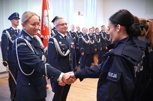 Zdjęcie: policjantka wręcza akt ślubowania.