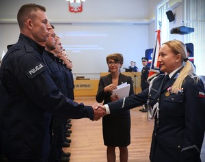 Zdjęcie: policjantka wręcza akt ślubowania.