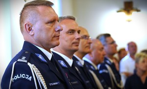 Zdjęcie: policjanci w szeregu.