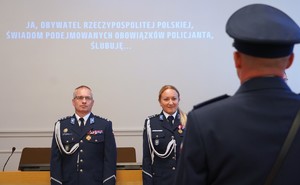 Zdjęcie : policjanci, w tle rota ślubowania.