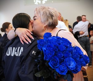 Zdjęcie: policjantka dostaje kwiaty.